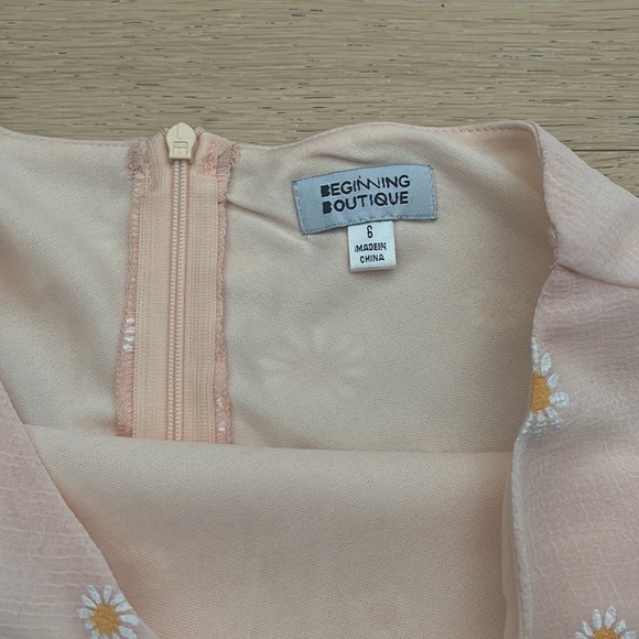 Beginning boutique Floral Daisy Slit Mini Skirt in Size 6 (XS) - Picture 2 of 3